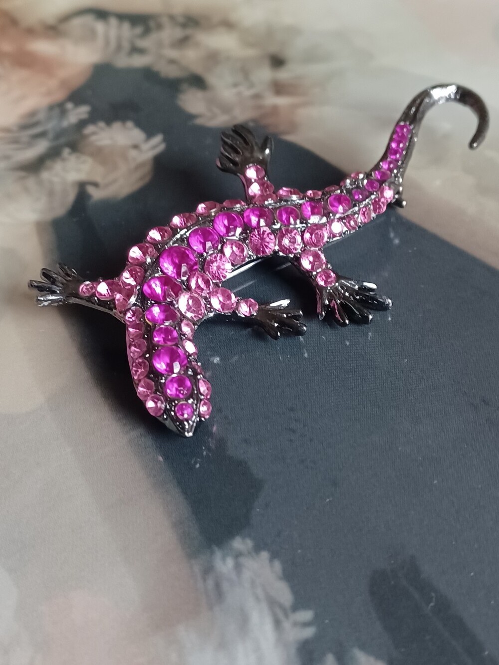 Rhinestone Encrusted Pink Lizard Brooch 🦎